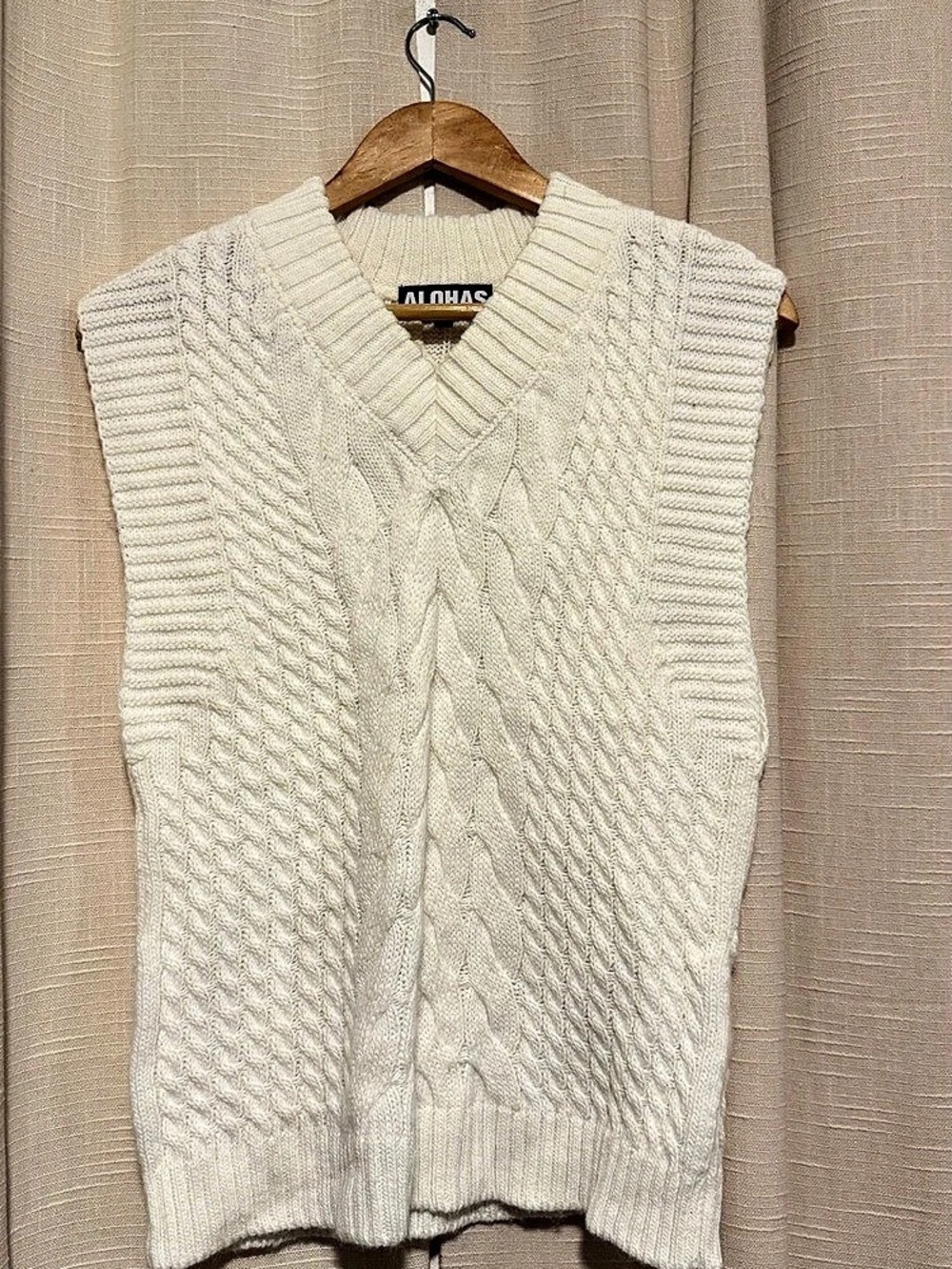 ALOHAS Cable Knit Sweater Vest in Cream Size Medium